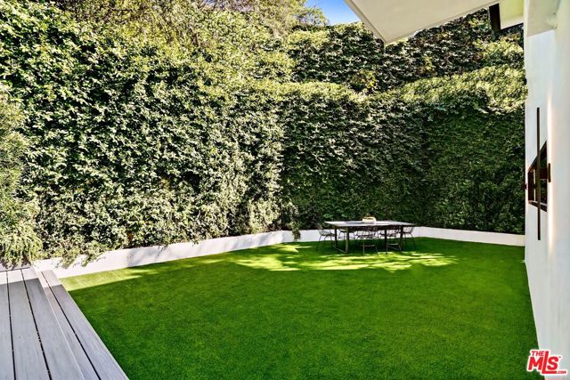 3290 N Knoll Drive, Los Angeles CA: https://media.crmls.org/mediaz/e5459737-a510-4957-a400-bf7b50e58332.jpg