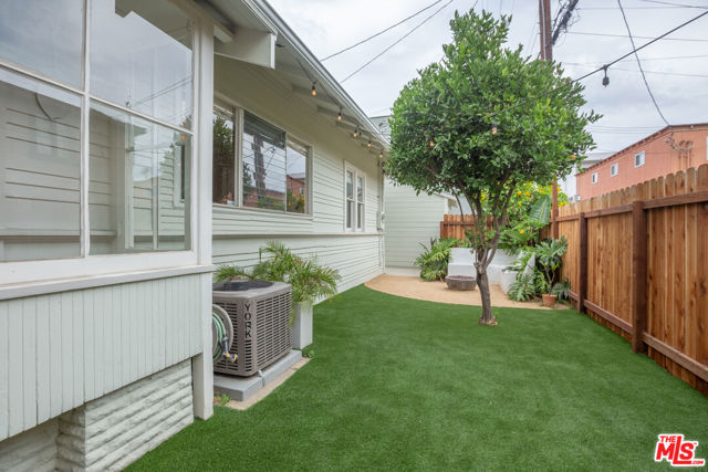 732 N Toledo Walk, Long Beach CA: https://media.crmls.org/mediaz/e54598a6-6dd0-48cf-8996-308c6ec4341f.jpg