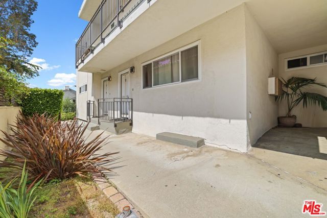 833 15th Street, Santa Monica CA: https://media.crmls.org/mediaz/e545a8e3-ae3c-406f-9bfd-a78f97b0e4ba.jpg