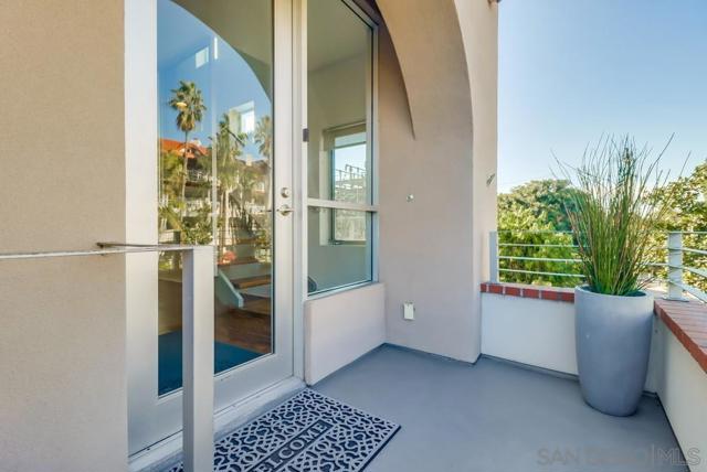 1016 1st St, Coronado CA: https://media.crmls.org/mediaz/e545da35-a256-474c-b859-08abd4975672.jpg
