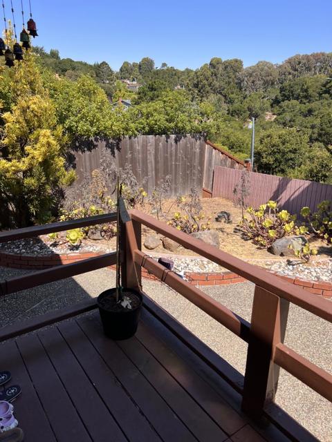 2756 Comstock Circle, Belmont CA: https://media.crmls.org/mediaz/e545e3cf-ee1e-4e65-bb29-b880b08c382d.jpg