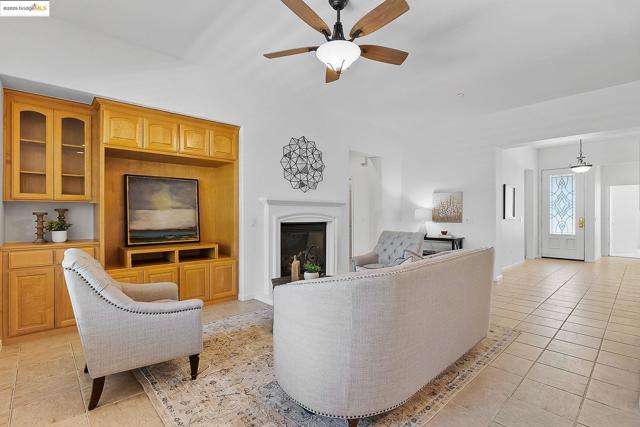 551 Quindell Way, Brentwood CA: https://media.crmls.org/mediaz/e546b365-c085-4bb0-b188-f630ec0a79f6.jpg