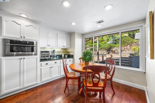 639 Canyon Crest Rd East, San Ramon CA: https://media.crmls.org/mediaz/e547e4a3-4219-4a65-8bc1-8f0ff581ddeb.jpg