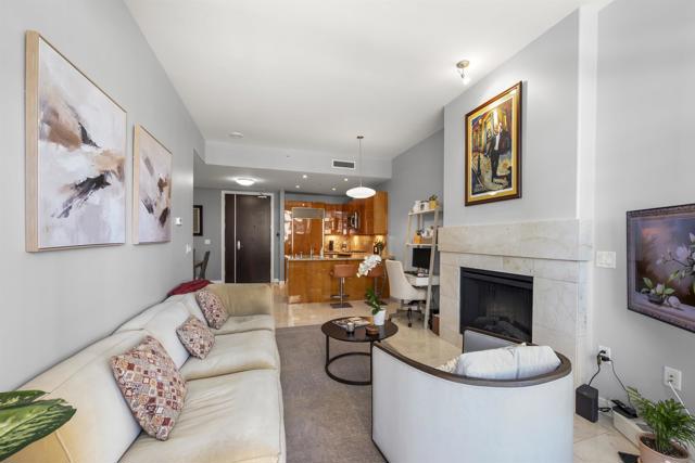 550 Front St, San Diego CA: https://media.crmls.org/mediaz/e5481e73-2fa1-44f7-800d-f2db512d2b80.jpg