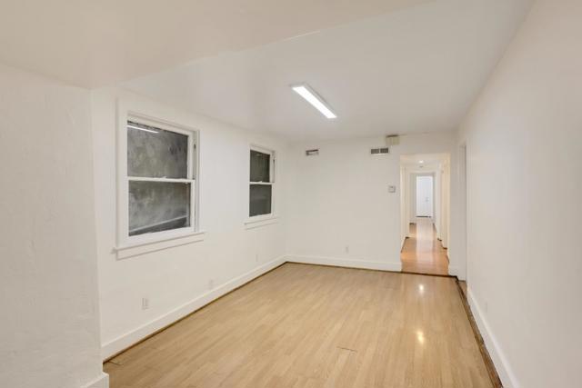 213 7th Street, Oakland CA: https://media.crmls.org/mediaz/e548f569-c105-4612-8c4b-ed21810827e3.jpg