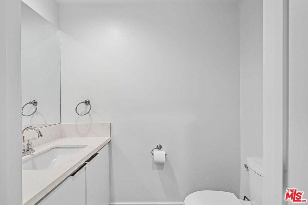 https://media.crmls.org/mediaz/e5491985-b488-4d88-bfa3-b605435a7dbb.jpg?preset=X-Large