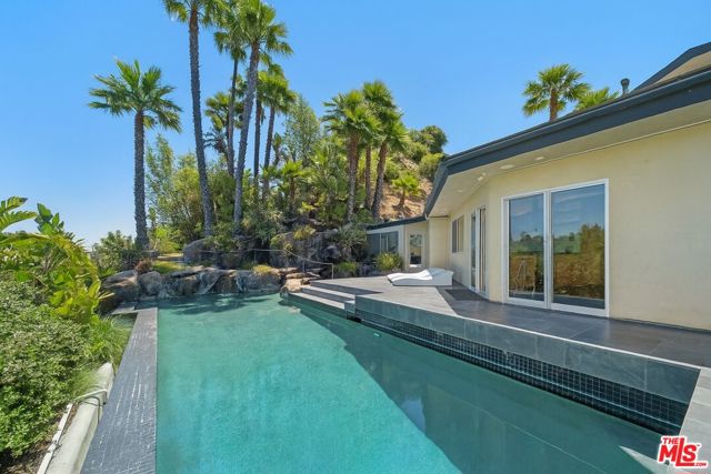 2625 Mar Lu Drive, Los Angeles CA: https://media.crmls.org/mediaz/e549a4d8-d896-4102-8e5a-d472822c3609.jpg