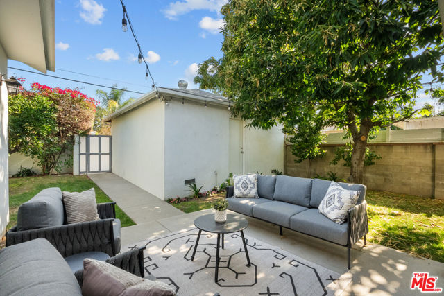 16820 Mccormick Street, Encino CA: https://media.crmls.org/mediaz/e54a2ce1-f2db-405d-95db-0e48dddebcc4.jpg