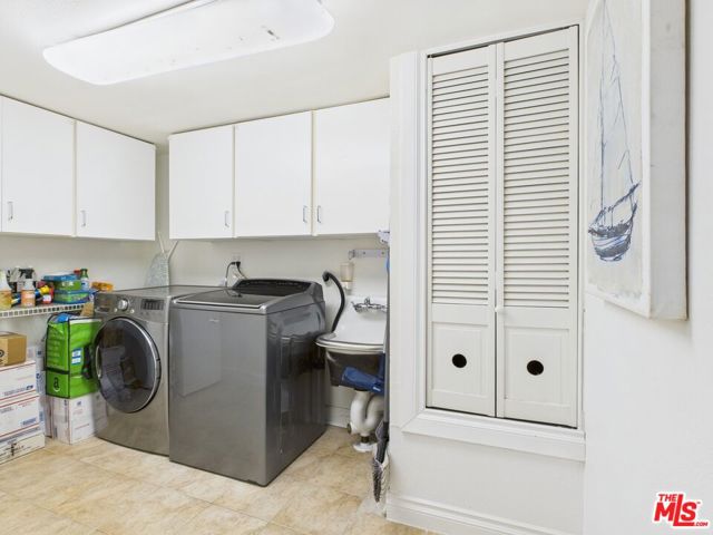4942 Marmol Drive, Woodland Hills CA: https://media.crmls.org/mediaz/e54a3447-8d6a-4554-9c6d-69050e20c764.jpg