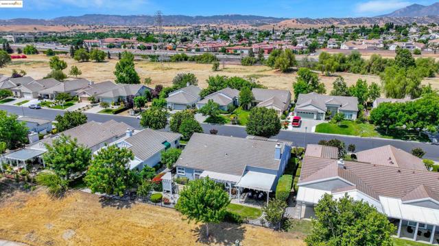 540 Central Park Pl, Brentwood CA: https://media.crmls.org/mediaz/e54a6bef-8b6c-46c0-ad62-766f62f5767d.jpg