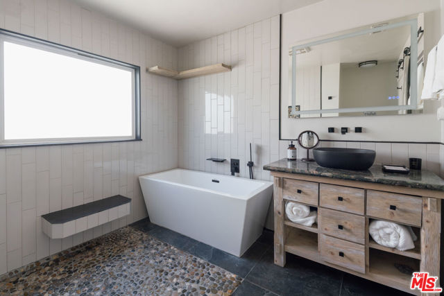 1633 Hickory Avenue, Torrance CA: https://media.crmls.org/mediaz/e54b961b-a63d-4873-927e-99c638a7a7c3.jpg