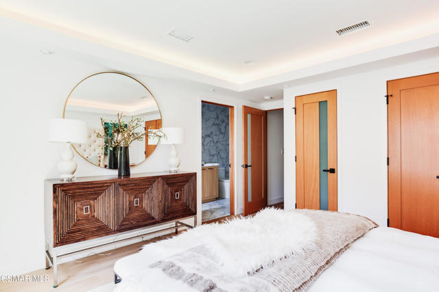 14322 W Collins Street, Sherman Oaks CA: https://media.crmls.org/mediaz/e54bec02-3330-4614-b3f9-a2bf683700a9.jpg