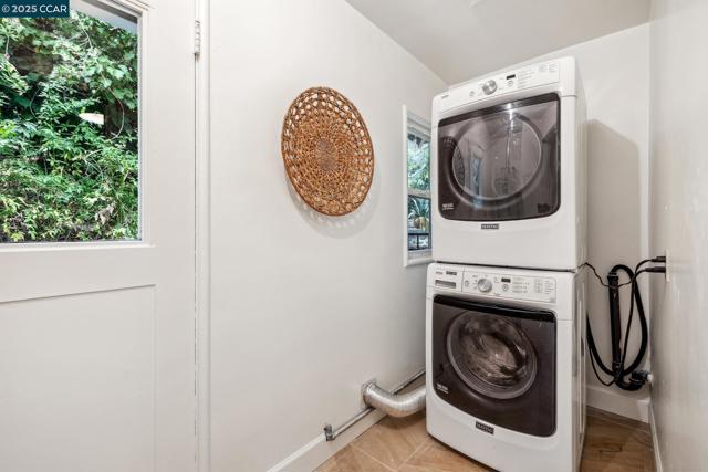 5810 Estates Dr, Oakland CA: https://media.crmls.org/mediaz/e54bf193-083b-4fc7-9cae-2385c63d33df.jpg