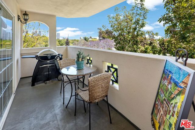 1948 Malcolm Avenue, Los Angeles CA: https://media.crmls.org/mediaz/e54bfa5b-ef1f-4478-9753-3fded4b8c0e8.jpg
