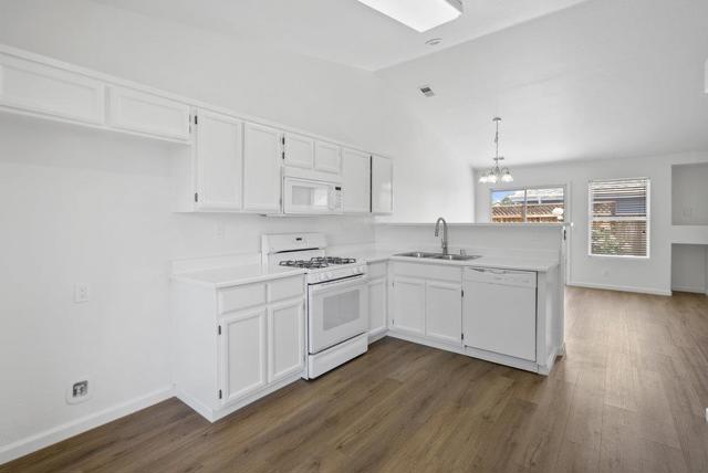 2301 Valley View Road, Hollister CA: https://media.crmls.org/mediaz/e54d16ed-bd82-4162-9415-1e10c3182f74.jpg