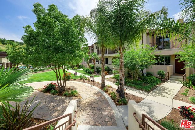 4372 Paxton Place, Calabasas CA: https://media.crmls.org/mediaz/e54db5ae-228b-4b54-adf7-f7051bf18446.jpg
