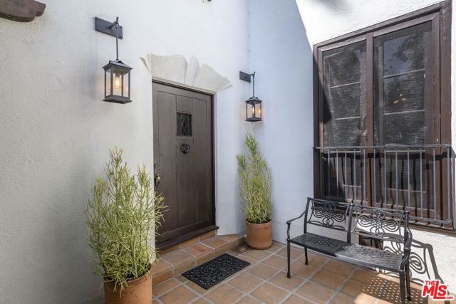 5181 Franklin Avenue, Los Angeles CA: https://media.crmls.org/mediaz/e54dd622-899b-4abe-8883-9fbce446915a.jpg