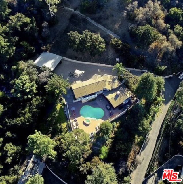 3200 Oakley Drive, Los Angeles CA: https://media.crmls.org/mediaz/e54de577-bef3-4755-955b-840f31356cdc.jpg