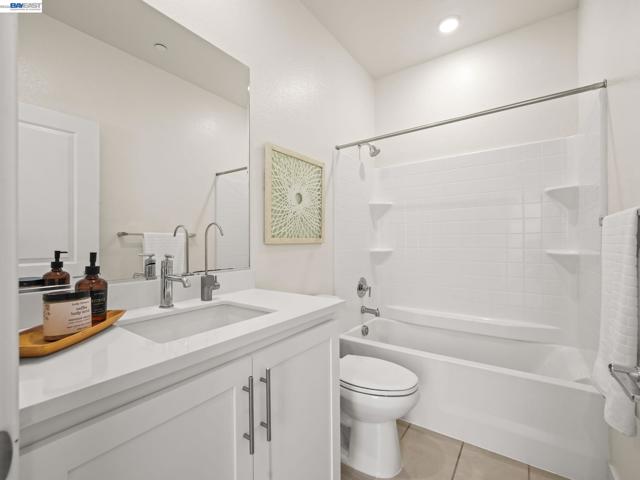 3265 Internet Cmn, Fremont CA: https://media.crmls.org/mediaz/e550da85-38ea-4d1b-8000-38d5903f3787.jpg