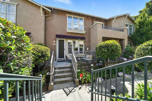 1586 Tucker St, Oakland CA: https://media.crmls.org/mediaz/e550efb3-c053-46d7-981a-30bd0f59a5de.jpg