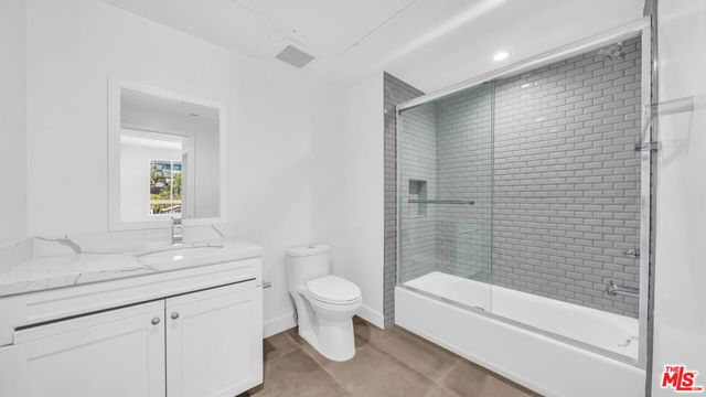 627 N Dillon Street, Los Angeles CA: https://media.crmls.org/mediaz/e5510b19-2c03-4218-b172-161a3b8fc52d.jpg