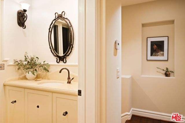 2505 Bowmont Drive, Beverly Hills CA: https://media.crmls.org/mediaz/e5513989-0ec1-453b-91d2-a502926cff99.jpg