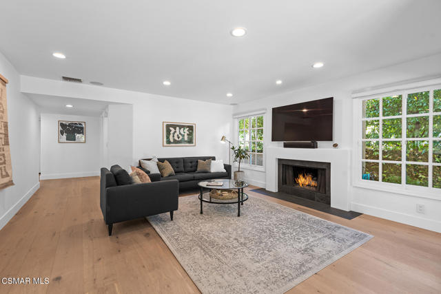 4799 Canterbury Street, Westlake Village CA: https://media.crmls.org/mediaz/e5518735-ef31-4f58-a78a-f6ca2f111831.jpg