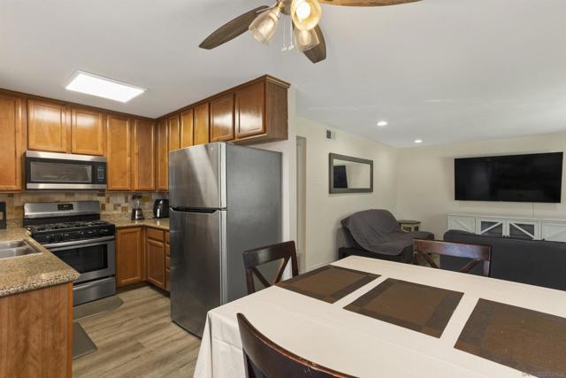 530 Calle Montecito, Oceanside CA: https://media.crmls.org/mediaz/e551e84c-5361-4510-a6c9-8633657cfb80.jpg