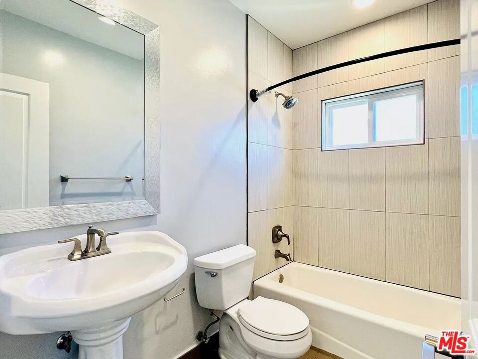 https://media.crmls.org/mediaz/e552c983-32ce-430f-a3cf-66c5bd462ccf.jpg?preset=X-Large