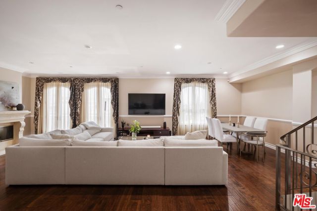 132 S Crescent Drive, Beverly Hills CA: https://media.crmls.org/mediaz/e5533fe9-60ae-421d-bb30-6ba7095b86ac.jpg