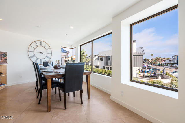 3300 Ocean Drive, Oxnard CA: https://media.crmls.org/mediaz/e55343f4-4a4a-4cba-8c0e-57b7950fa693.jpg