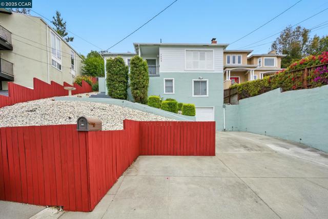 7968 Michigan Ave, Oakland CA: https://media.crmls.org/mediaz/e553695d-ef68-406e-8d00-242c86a7ac87.jpg