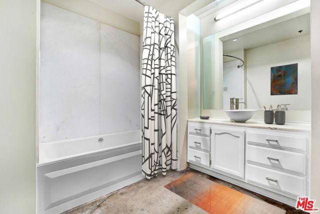 1850 Industrial Street, Los Angeles CA: https://media.crmls.org/mediaz/e553c02a-f0b1-4e36-8a96-2da1676ef68f.jpg