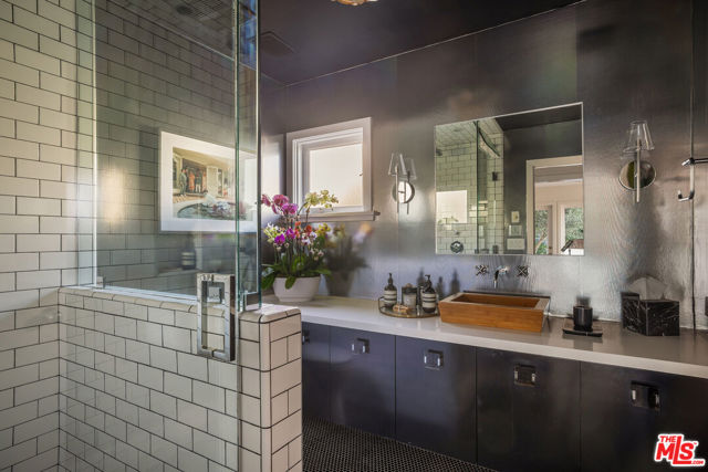 2137 Sunset Plaza Drive, Los Angeles CA: https://media.crmls.org/mediaz/e5542b47-7747-4fca-8e24-9018446905c6.jpg