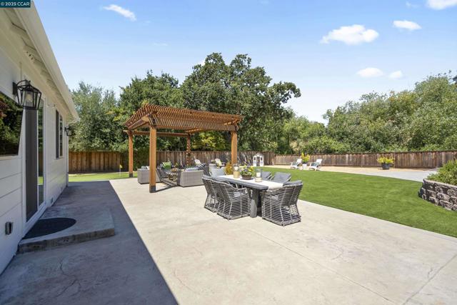 273 Valle Vista Dr, Danville CA: https://media.crmls.org/mediaz/e5549355-b6c9-412d-a1d9-8c6a40cedcd8.jpg