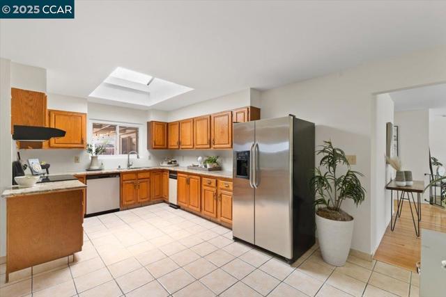 1578 Dianda Dr, Concord CA: https://media.crmls.org/mediaz/e5549ca2-1586-4561-8abe-eab5fefa6729.jpg