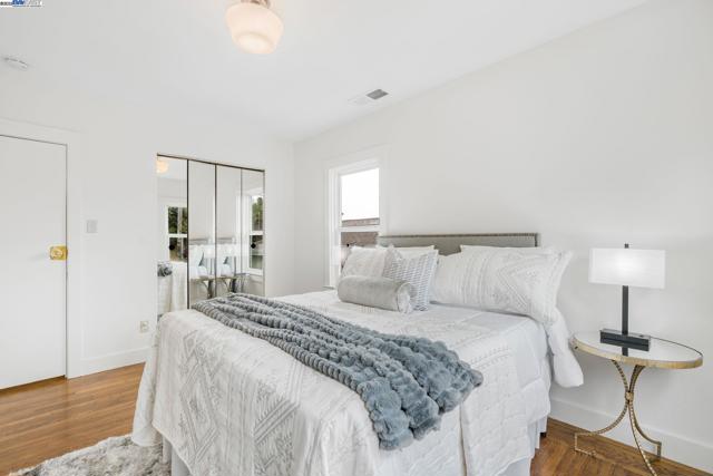 812 Washington Ave, Albany CA: https://media.crmls.org/mediaz/e555f70d-57b9-49e1-b943-52645edfa198.jpg