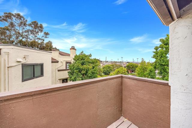 2282 Caminito Pescado, San Diego CA: https://media.crmls.org/mediaz/e556172e-4144-4854-9678-9c4109e90d36.jpg