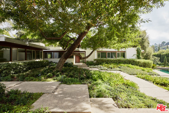 3970 Archdale Road, Encino CA: https://media.crmls.org/mediaz/e558ac05-9b4a-46e0-940b-c8d1b8f18d8d.jpg