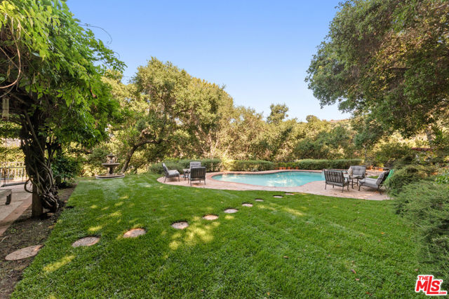 10900 Terryview Drive, Studio City CA: https://media.crmls.org/mediaz/e558f6a2-2610-43a1-9d76-2ddc703747b1.jpg