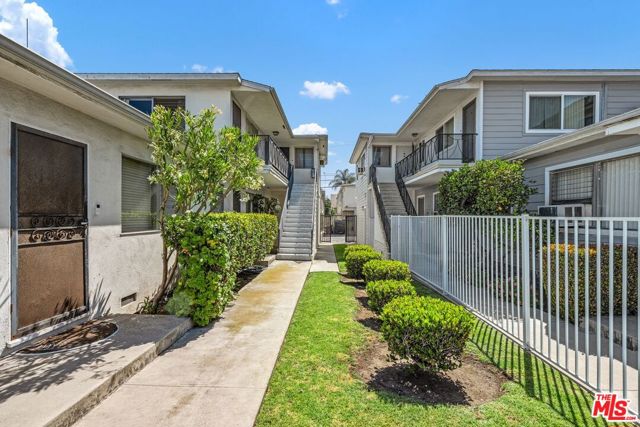 1657 Colby Avenue, Los Angeles CA: https://media.crmls.org/mediaz/e55952c4-99c8-4cca-bc73-3b4a3eac7334.jpg