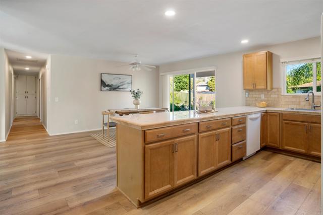 Detail Gallery Image 12 of 28 For 1227 Dolphin Cir, Vista,  CA 92084 - 4 Beds | 2 Baths