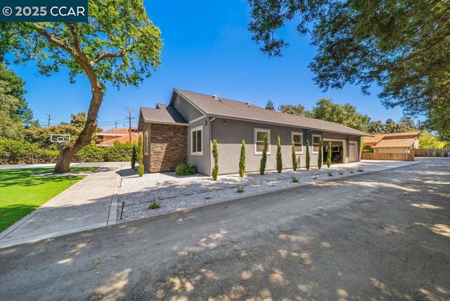 100 Alderwood Rd, Walnut Creek CA: https://media.crmls.org/mediaz/e55b1687-8ca0-4593-b3db-306ed5fedeec.jpg