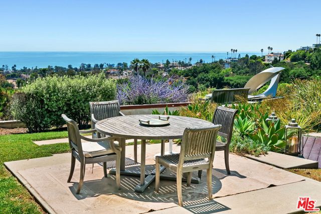 1166 LAS PULGAS Place, Pacific Palisades CA: https://media.crmls.org/mediaz/e55b8412-3145-4d39-89d3-275a69b94875.jpg