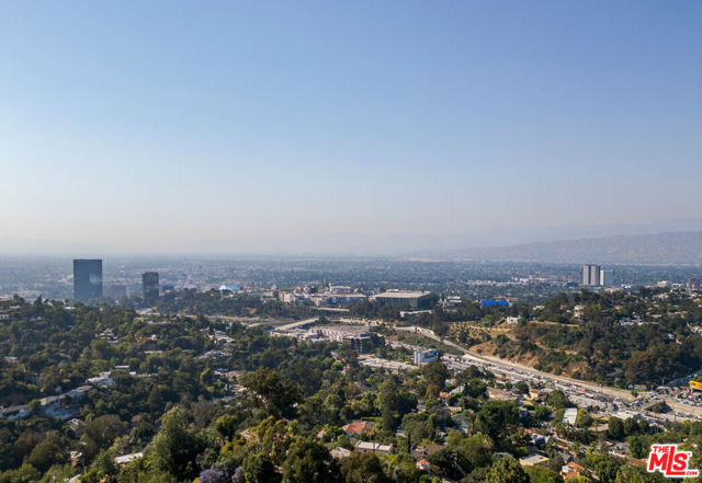 7209 Sunnydip Trail, Los Angeles CA: https://media.crmls.org/mediaz/e55c0775-ced4-40a9-ad6b-feb20bf1e37f.jpg