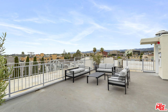 11727 Kiowa Avenue, Los Angeles CA: https://media.crmls.org/mediaz/e55c099f-de69-4767-82f4-4bd642df6393.jpg