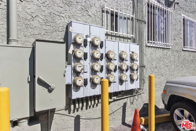 225 W Adams Boulevard, Los Angeles CA: https://media.crmls.org/mediaz/e55c309c-136d-4218-8442-476b4833393e.jpg