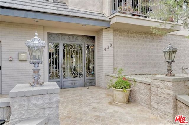 439 N Doheny Drive, Beverly Hills CA: https://media.crmls.org/mediaz/e55e0897-8e62-41c8-b381-725407c3583a.jpg