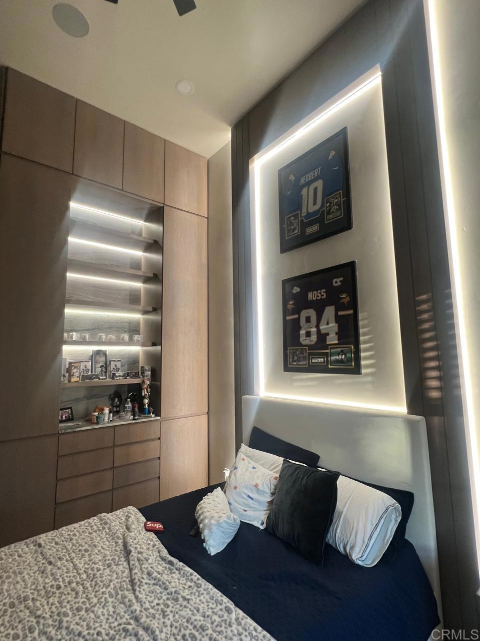 https://media.crmls.org/mediaz/e55e4997-c49b-4760-8aa4-d42158daf466.jpg?preset=X-Large