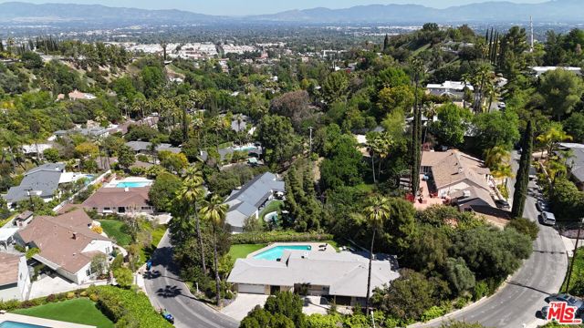 4450 Coronet Drive, Encino CA: https://media.crmls.org/mediaz/e55e50dc-c438-4804-bd05-c76e4f27151a.jpg